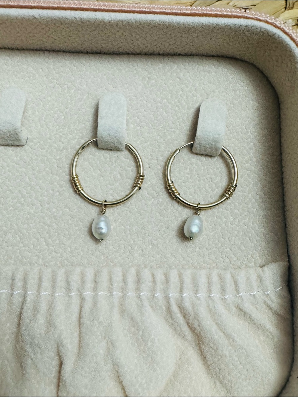 14k Gold Filled Hoop Earrings
Hoops with freshwater Pearl Drop